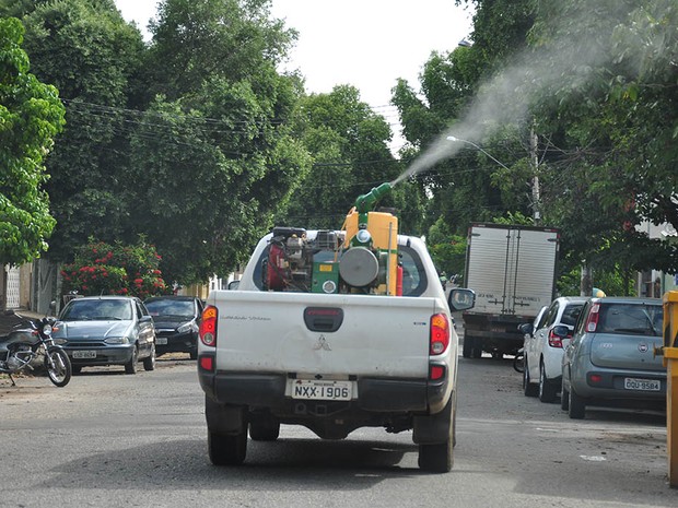 Carro fumacê no combate ao Aedes aegypti