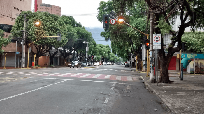 MG com rua Bárbara Heliodora, nos dois cruzamentos cruzamento