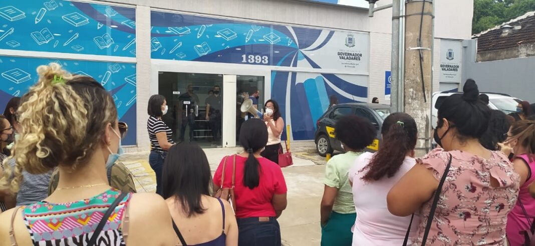 magistério em valadares protesta hoje em frente a prefeitura