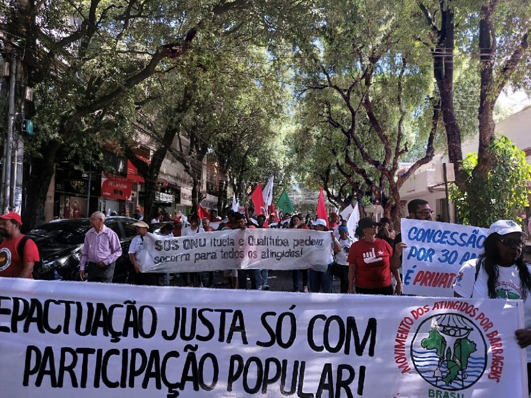 ato em valadares protesta contra concessão do saae e repactuação sem atingidos