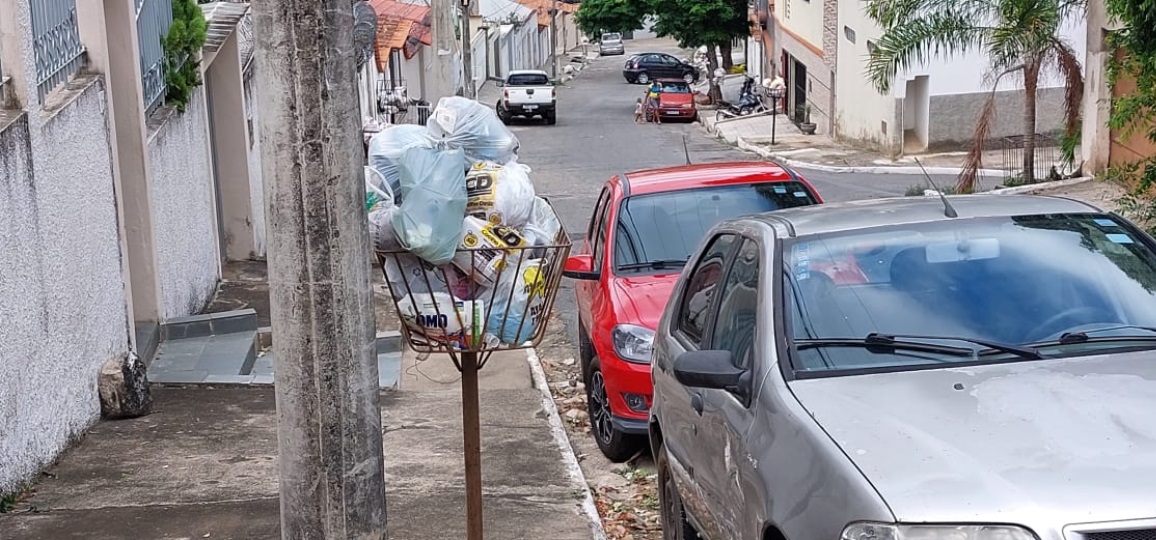 luzes no centro e lixo nos bairros, moradores reclamam de falta de coleta