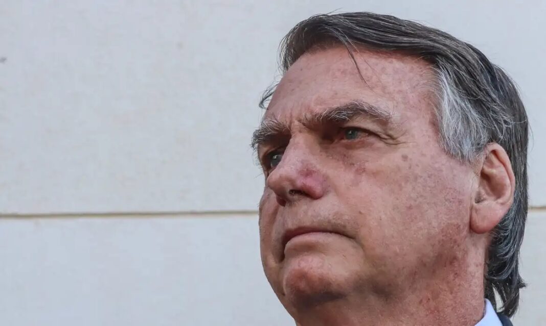 STF determina que Bolsonaro entregue passaporte à Justiça
