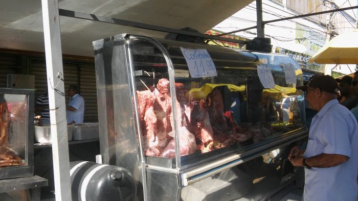 Desligado, balcão frigorífico não refrigera a carne