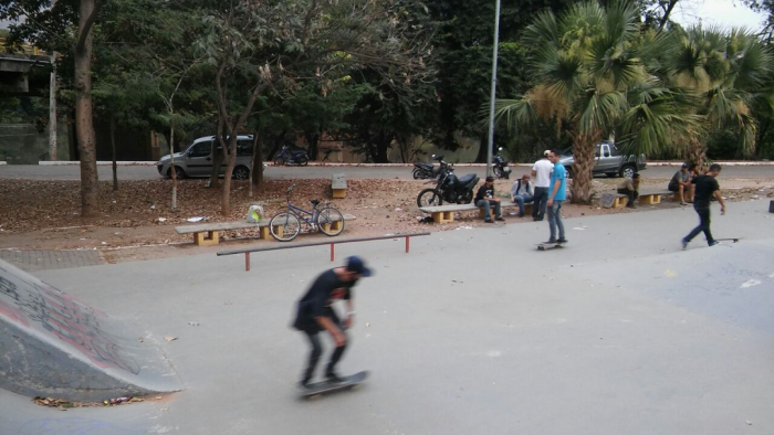 praticantes de skate em valadares