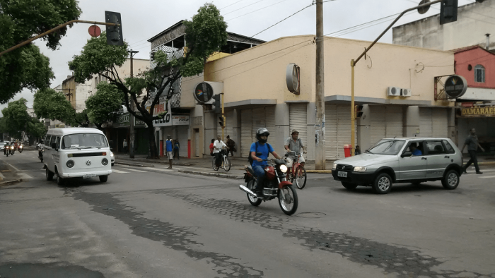 ciclista cruzamento josé luiz nogueira com israel pinheiro esquina