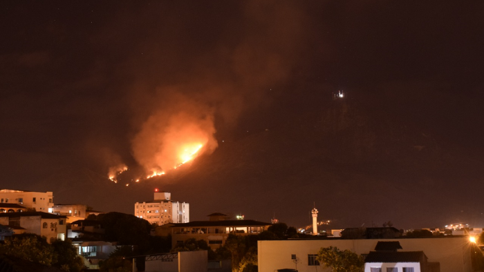 Incêndio começou por volta das 20 horas desta segunda-feira (Foto: Fábio Monteiro)