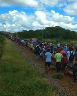 pescadores ocupam linha férrea