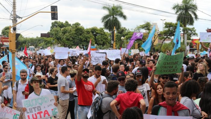 Centenas de estudantes protestam nas ruas de GV