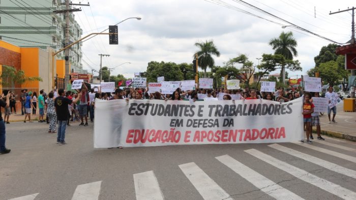 protesto contra cortes na educação e reforma da previdência