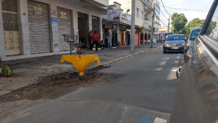 espantalho alerta sobre buraco em gv