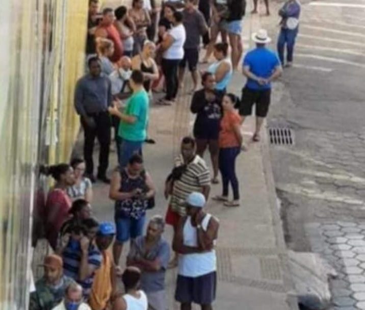 morador de fabriciano faz fila sem respeitar medidas de prevenção ao coronavírus