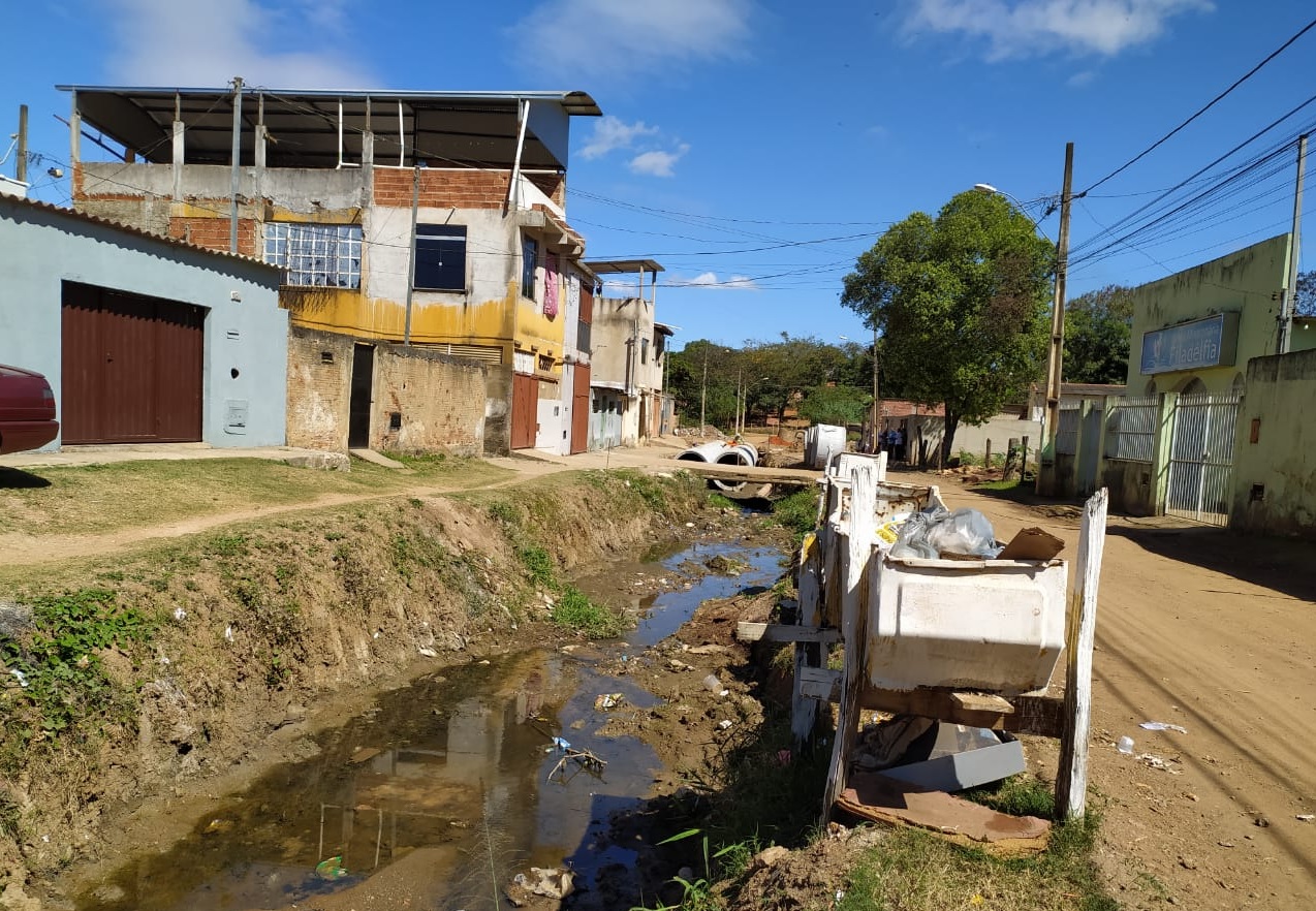 obra da prefeitura no atalaia vai deixar um lado da rua mais alto que o outro