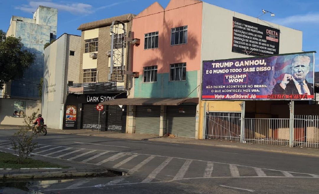 outdoor em valadares diz que trump venceu eleições nos eua e pede voto auditável no brasil 