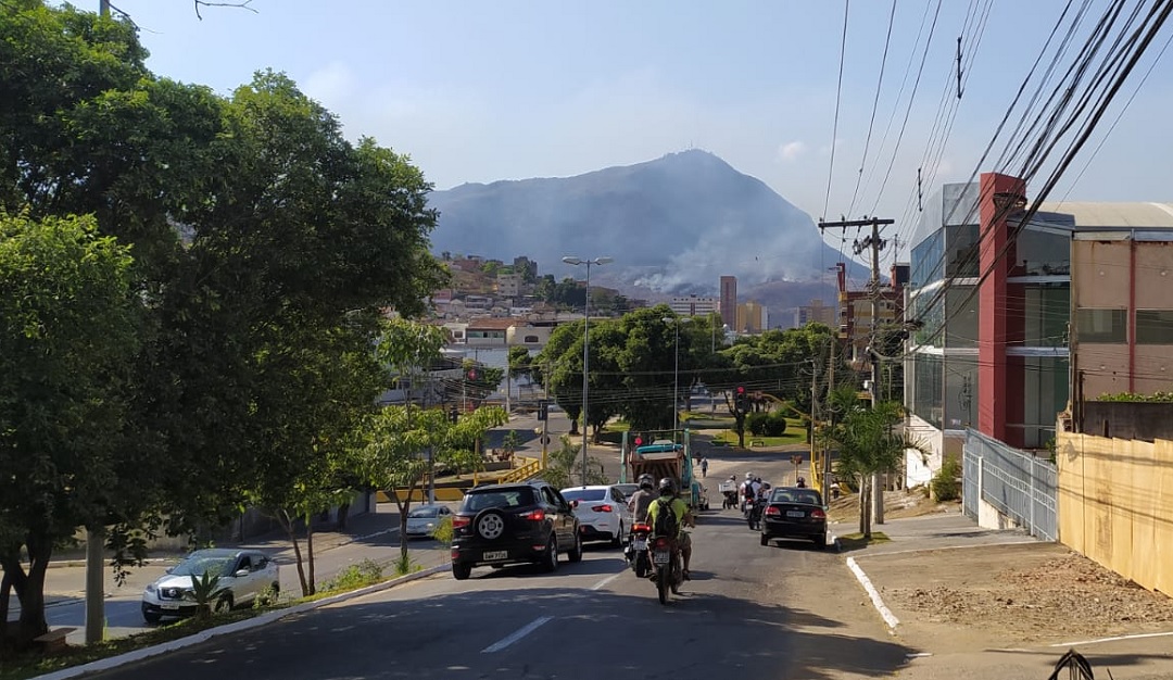 contenção ao fogo na ibituruna continua nesta quarta