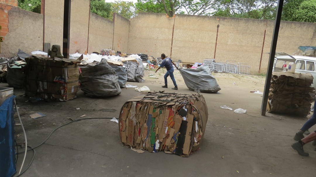 feijoada beneficente da ascarf visa cobrir o galpão de reciclagem