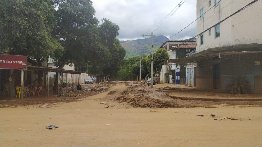 Confira fotos após terceira maior enchente de Valadares