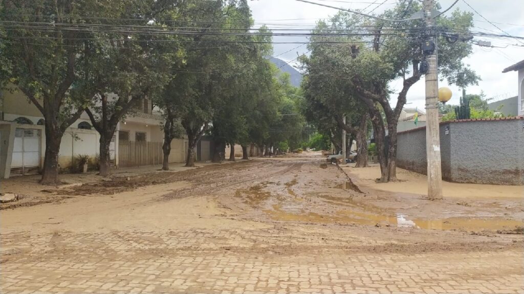 Confira fotos após terceira maior enchente de Valadares