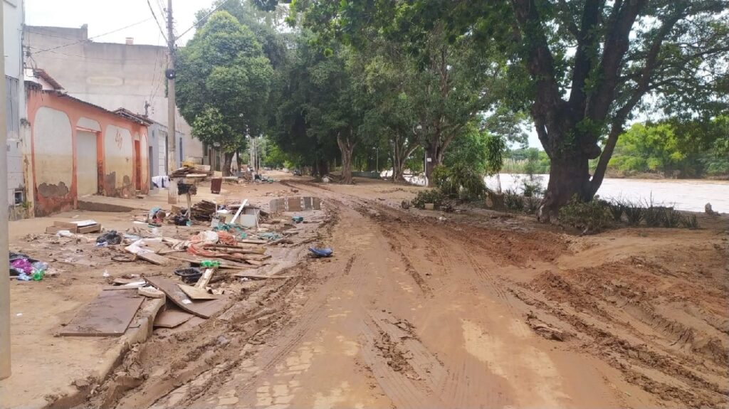 Confira fotos após terceira maior enchente de Valadares