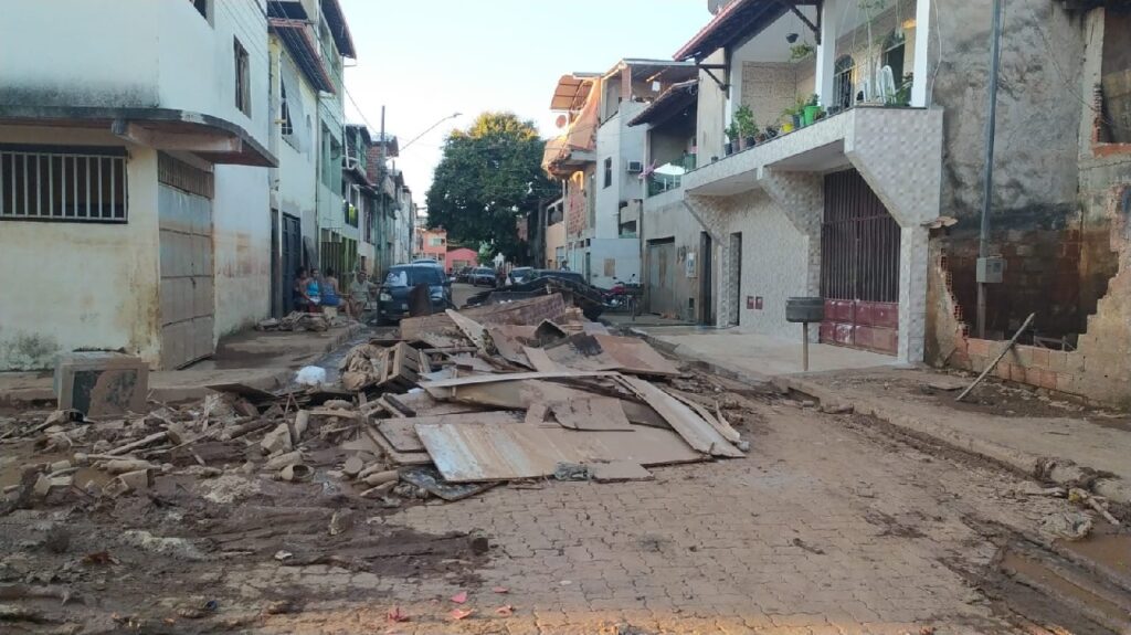 Confira fotos após terceira maior enchente de Valadares