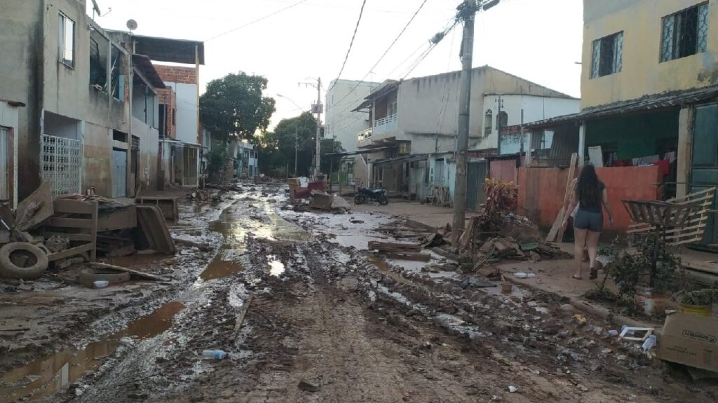 Confira fotos após terceira maior enchente de Valadares