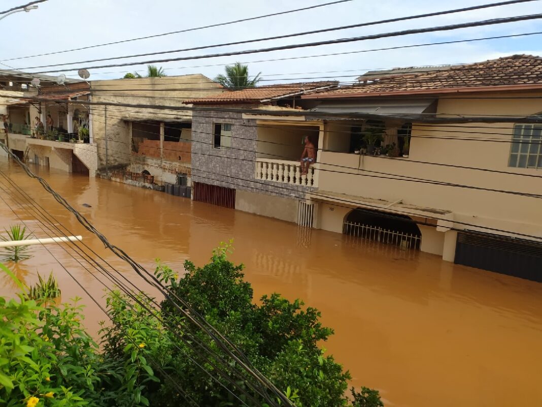 nível do rio doce passa de 4 metros e continua subindo