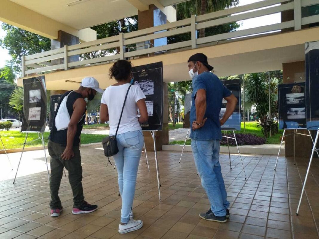 Exposição de fotos históricas pode ser vista no térreo da prefeitura