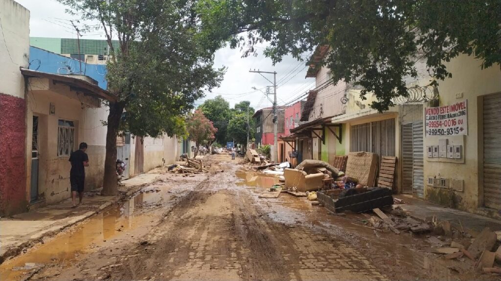 Confira fotos após terceira maior enchente de Valadares