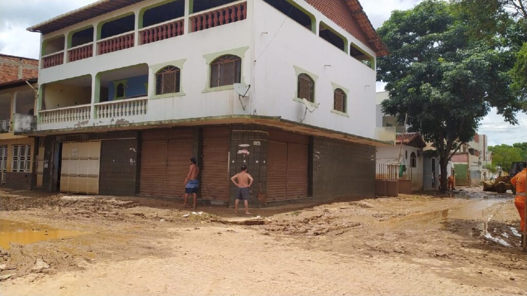 Confira fotos após terceira maior enchente de Valadares