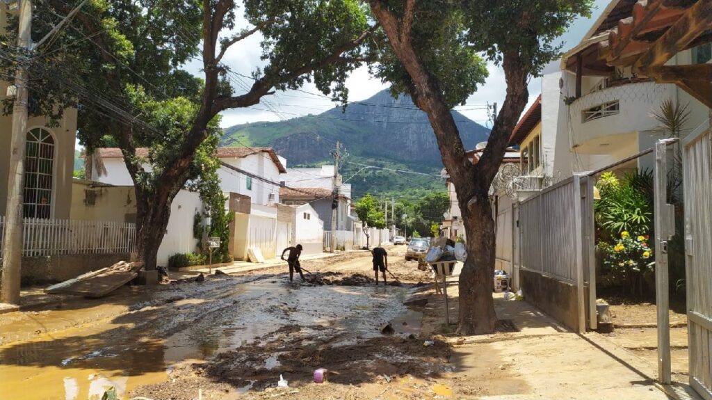 Confira fotos após terceira maior enchente de Valadares