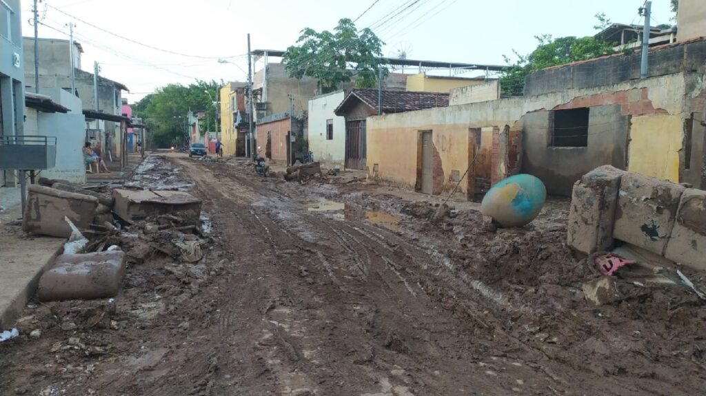 Confira fotos após terceira maior enchente de Valadares