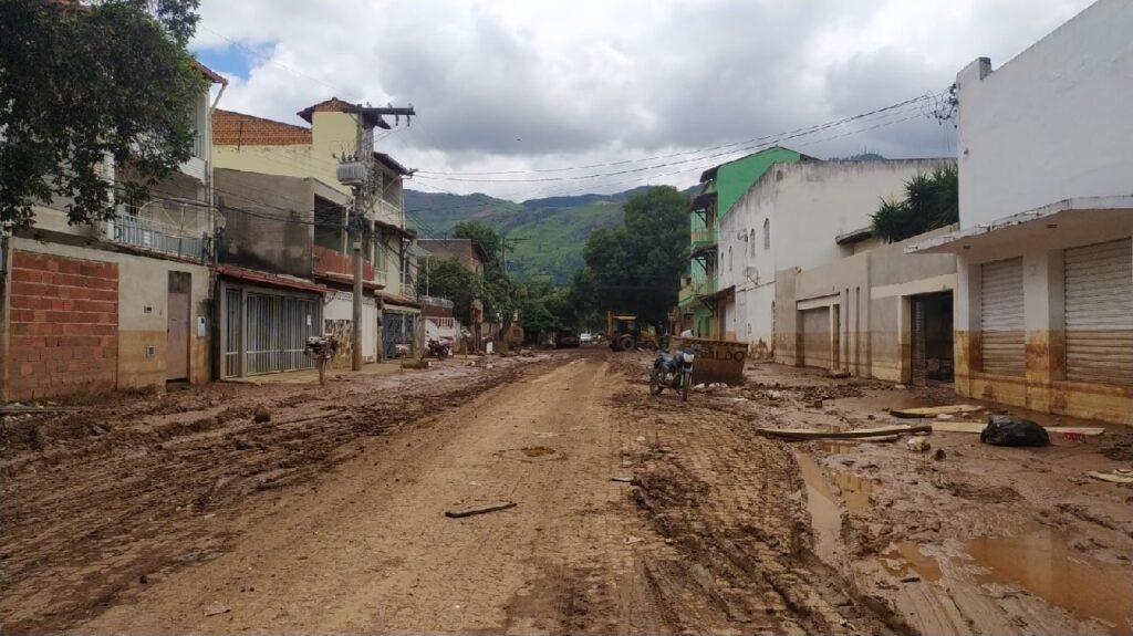 Confira fotos após terceira maior enchente de Valadares