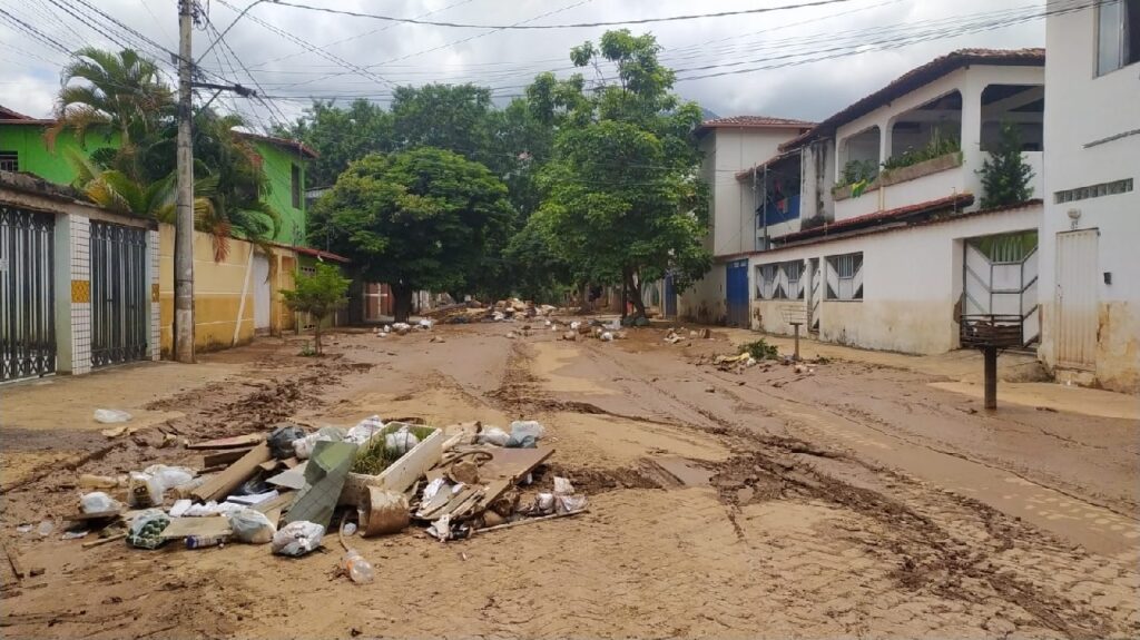 Confira fotos após terceira maior enchente de Valadares