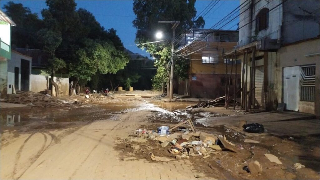 Confira fotos após terceira maior enchente de Valadares