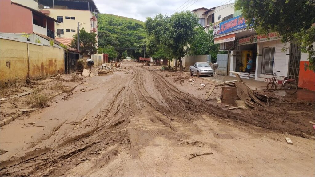 Confira fotos após terceira maior enchente de Valadares