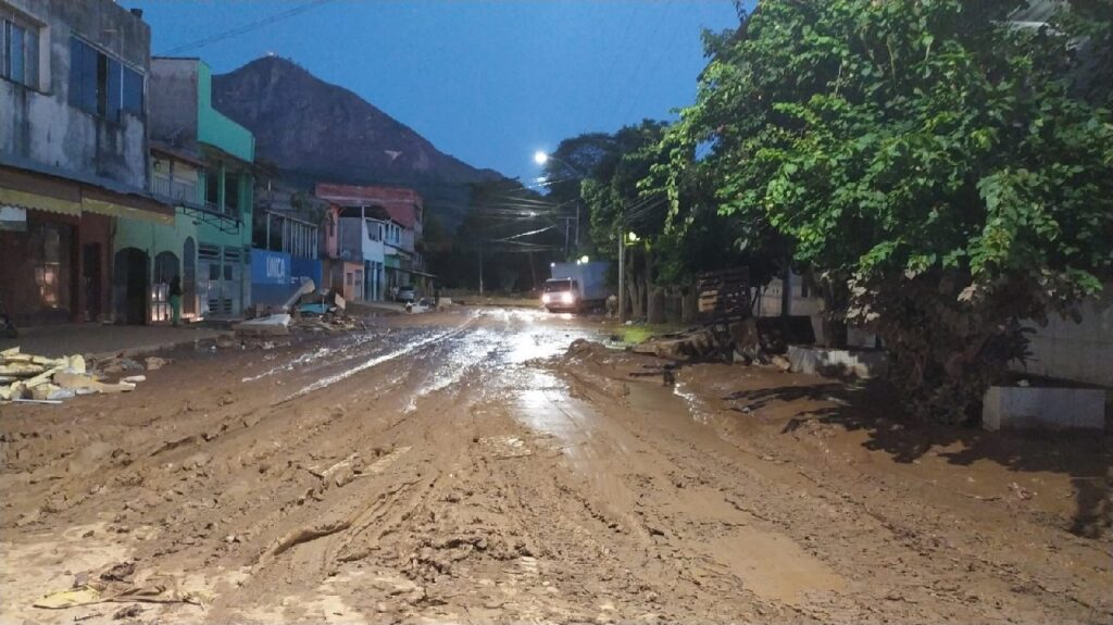 Confira fotos após terceira maior enchente de Valadares