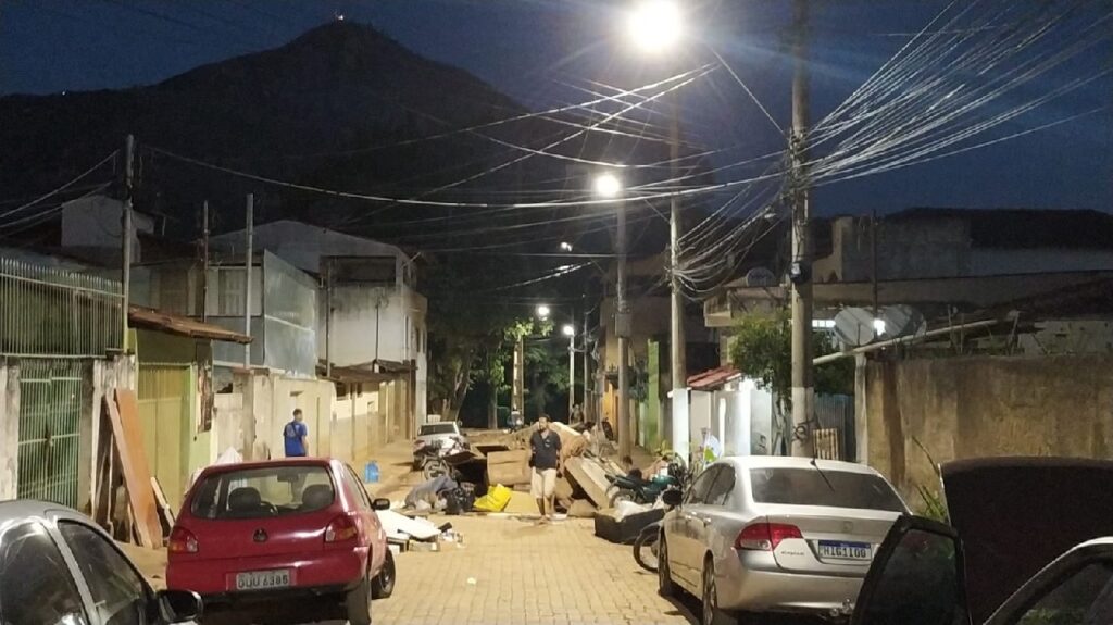 Confira fotos após terceira maior enchente de Valadares