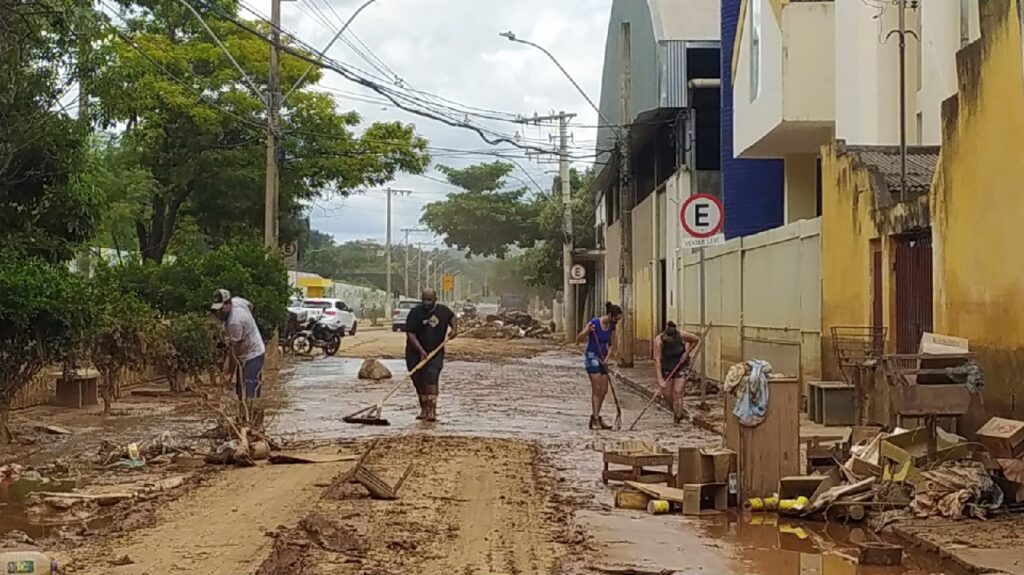 Confira fotos após terceira maior enchente de Valadares