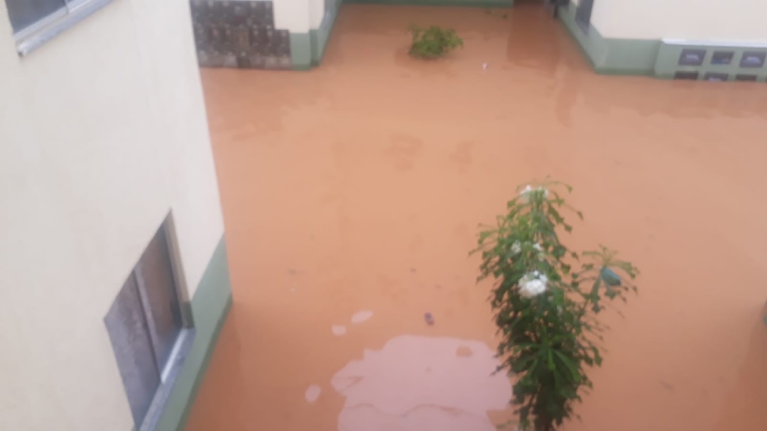 chuvas causam alagamentos em bairros e ruas da cidade de valadares