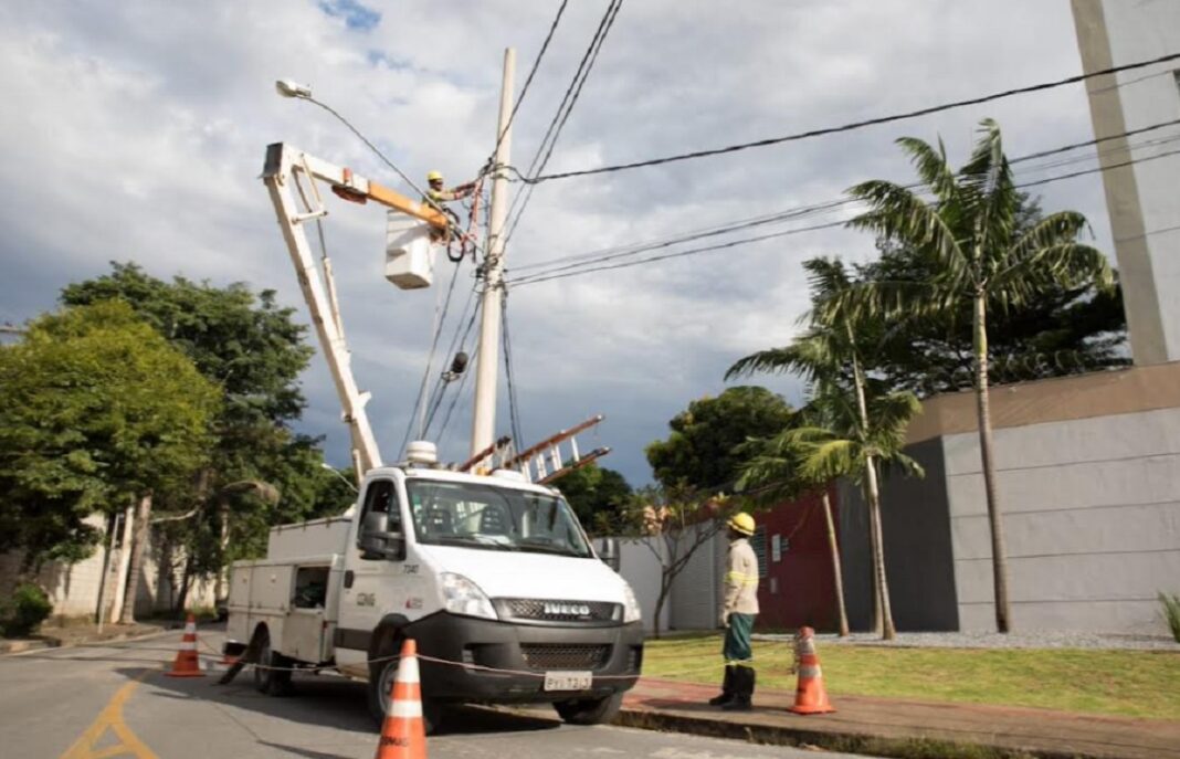 cemig abre 250 vagas para concurso de eletricista de redes de distribução