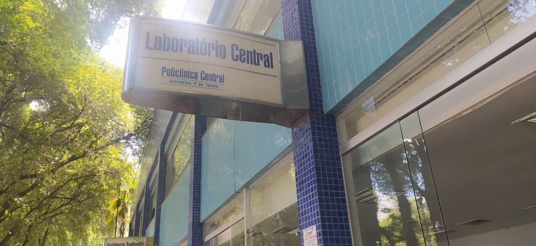 Prefeito André desmonta laboratório da Policlínica e privatiza exames