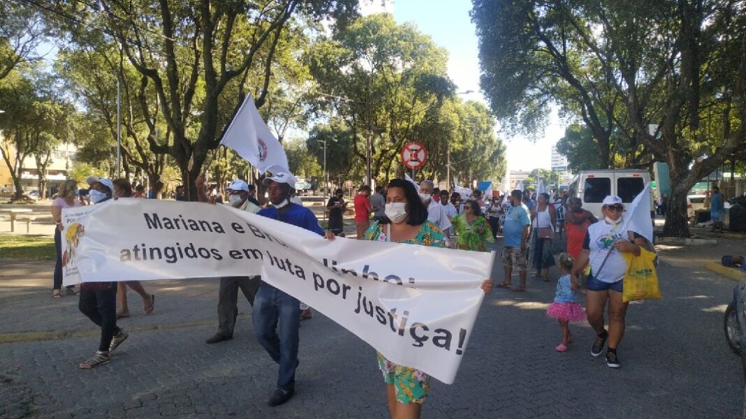 atingidos por barragens protestam em valadares