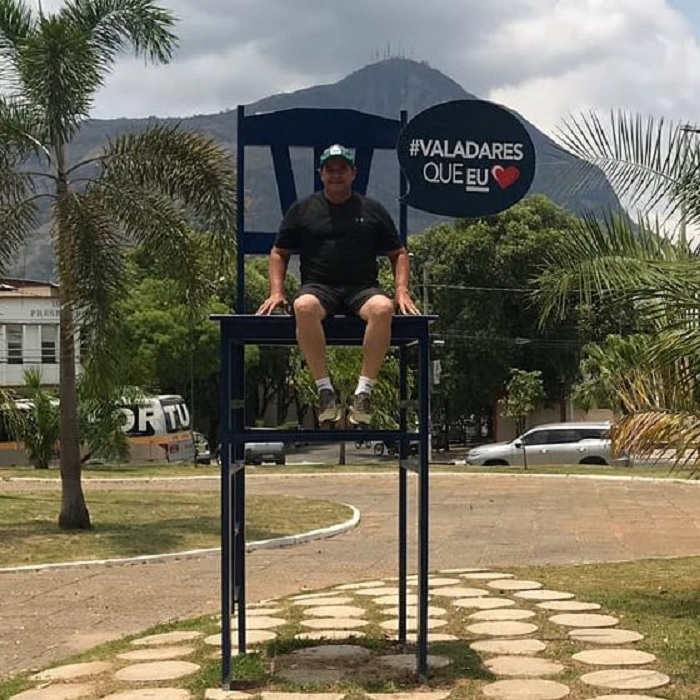 prefeito andré merlo inaugurou cadeirão na ilha para tirar fotos