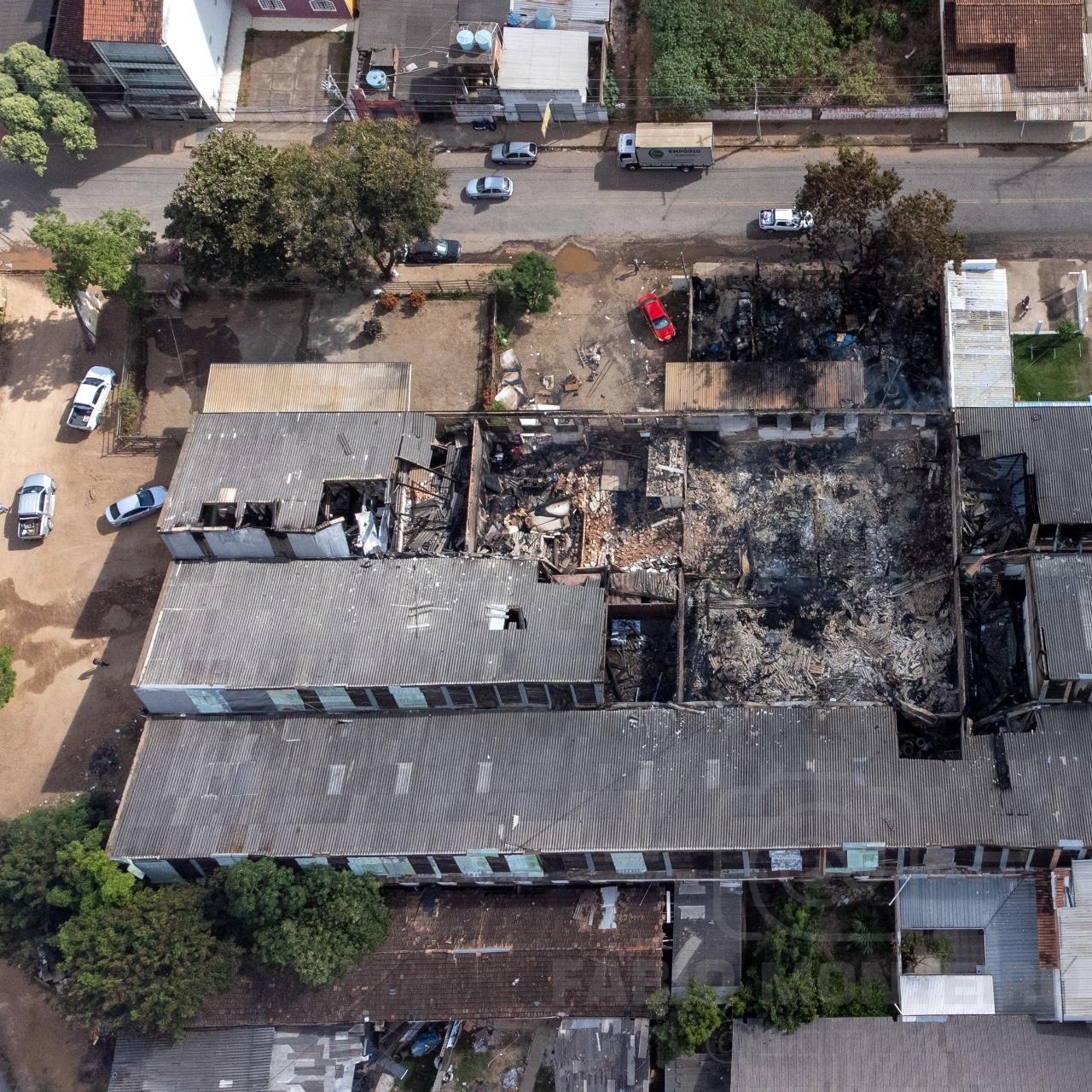 incêndio em galpão no universitário em valadares