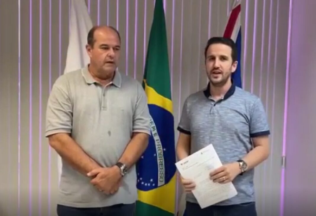 ao lado de pré-candidato, prefeito anuncia que vai pagar férias dos servidores designados da educação