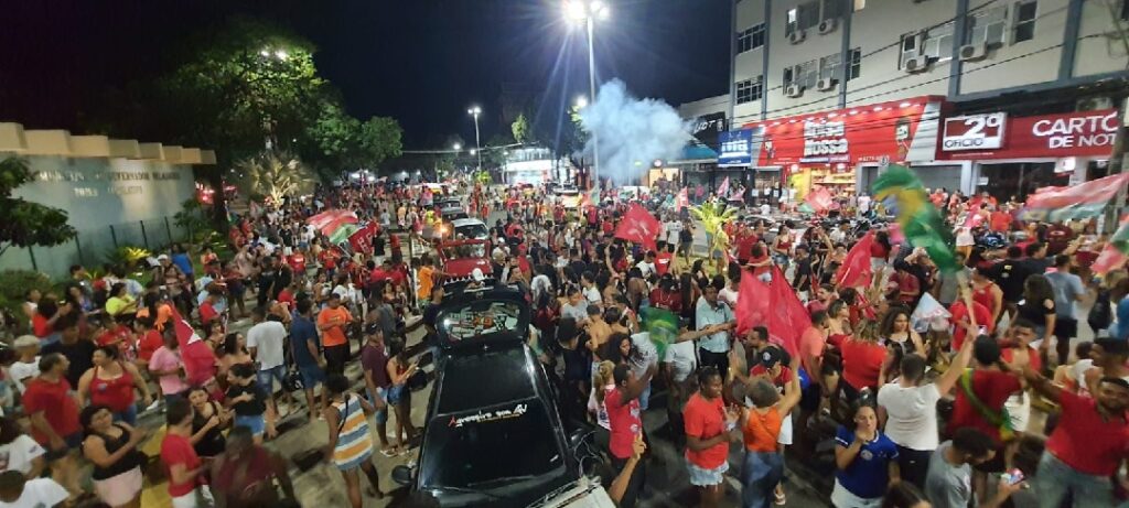 Apoiadores de Lula foram às ruas comemorar vitória do petista