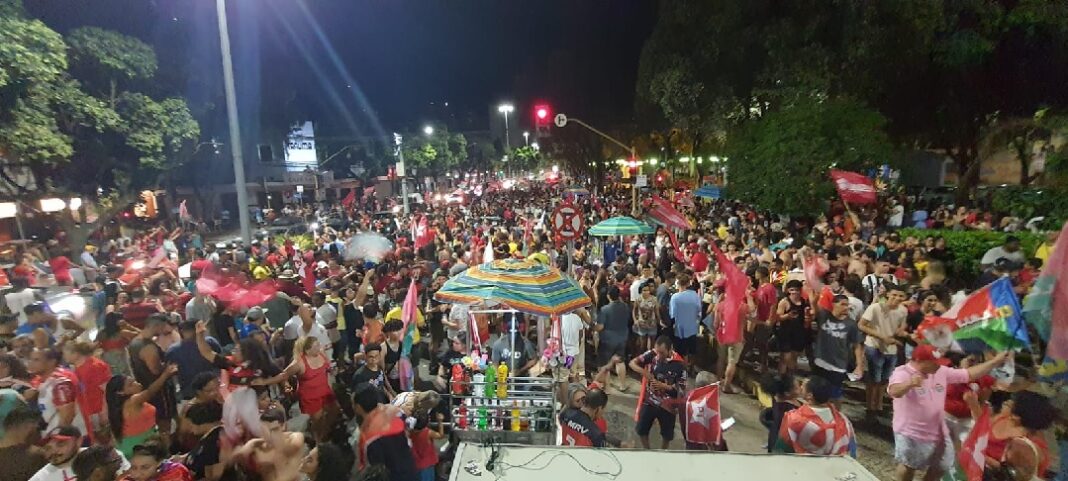 Apoiadores de Lula foram às ruas comemorar vitória do petista