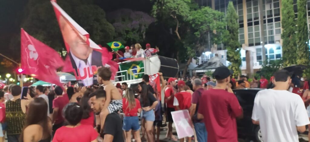 Apoiadores de Lula foram às ruas comemorar vitória do petista