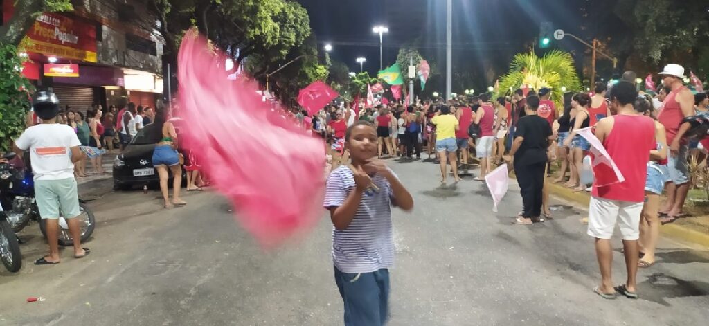 Apoiadores de Lula foram às ruas comemorar vitória do petista