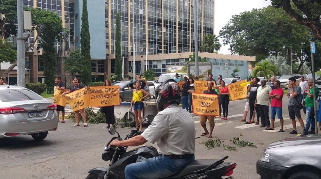 camelôs protestam em valadares contra apreensão de óculos de grau e de sl