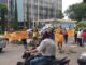 Camelôs protestam contra apreensão de óculos em Valadares camelôs protestam em valadares contra apreensão de óculos de grau e de sl